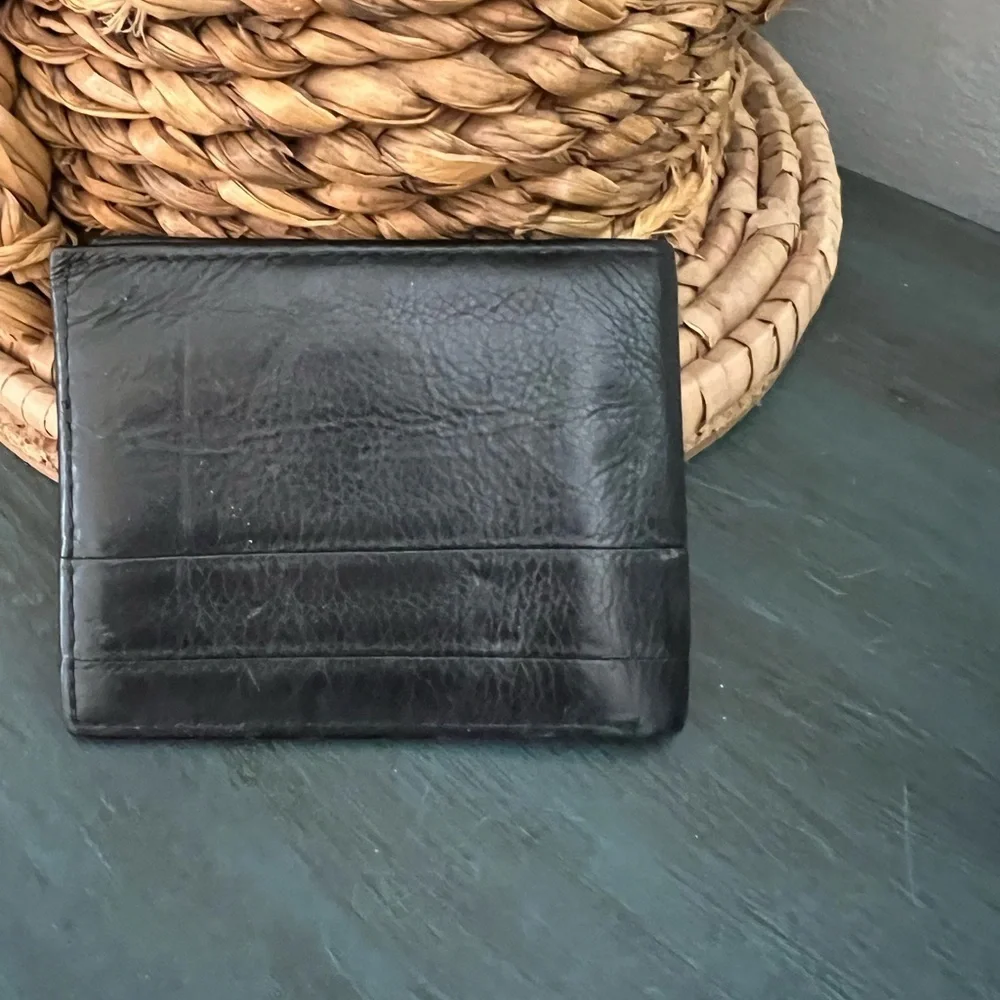 Fossil men’s trifold leather black wallet
